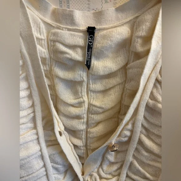 White chunky knit cardigan with buttons. Large flowy sleeves - Picture 6 of 9